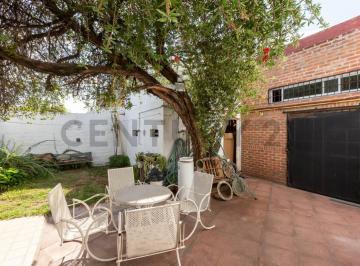 Casa · 258m² · 5 Ambientes · 1 Cochera · Venta Casa 5 Ambientes con Patio, Cochera y Local | Hurlingham – Acepta Permuta