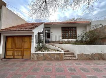 Casa · 282m² · 4 Dormitorios · 1 Cochera · Century 21 López Alquila Casa en Barrio Bombal Sur, Godoy Cruz.