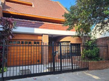 Casa de 6 ambientes, Monte Castro · Casa 6 Amb Suite 3 Plantas 3 Baños Suite Vestidor Garaje Fondo Parrilla