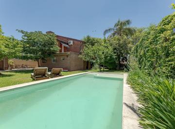 Casa · 231m² · 4 Ambientes · 2 Cocheras · Casa en Granadero Baigorria con Pileta, Quincho y Jardin.