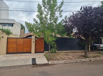 Casa · 200m² · 13 Ambientes · 4 Cocheras · Cocucci Inmobiliaria Vende Excelente Casa en Lujan de Cuyo