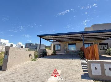 Casa · 93m² · 4 Ambientes · 2 Cocheras · Duplex en Docta Av - M76 L08