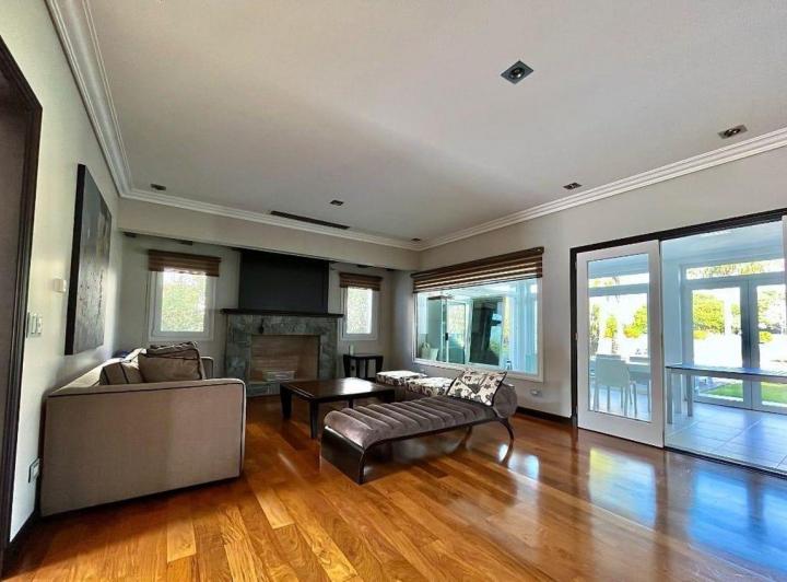Casa · 370m² · 8 Ambientes · 3 Cocheras