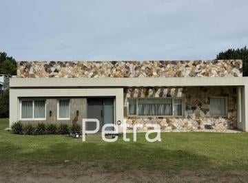 Casa · 165m² · 5 Ambientes · 1 Cochera · Casa en Venta en Costa Esmeralda