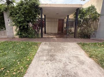 Casa · 74m² · 4 Ambientes · 1 Cochera · Casa en Venta de 3 Dorm., Cochera en Alberdi Río. Oportunidad