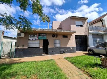 Casa · 145m² · 4 Ambientes · Vivienda Adaptada P/3 Familias. Buena Ubicación