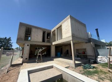Casa · 139m² · 4 Ambientes · 2 Cocheras · Casa en Venta - Barrio Altos de Don Carlos