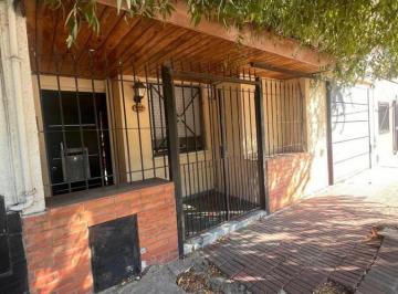 Casa · 174m² · 5 Ambientes · 1 Cochera · Vende Casa 5 Ambientes Con: Amplio Fondo, Quincho, Cochera, Excelente Ubicacion - Impecable!