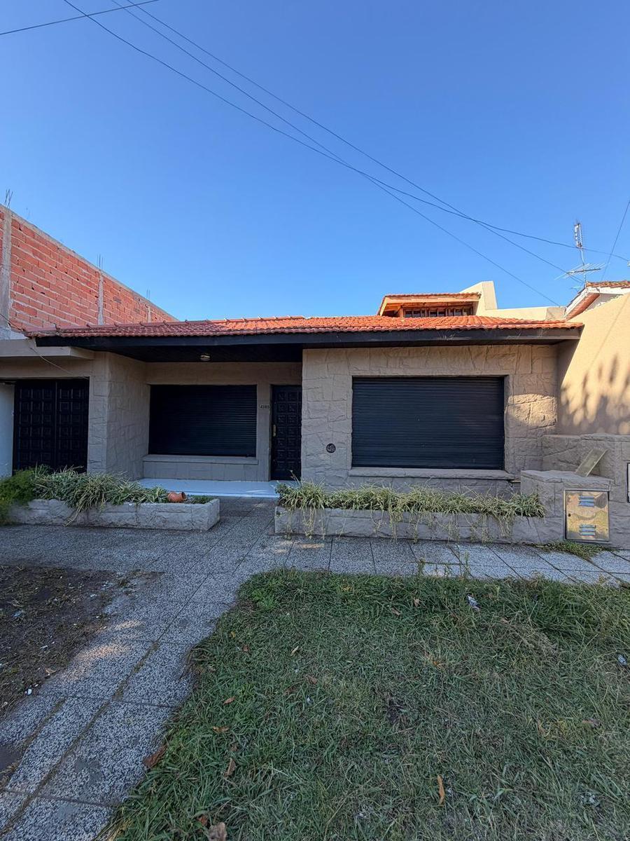 Chalet 4 amb, 140m² con garage para 4 autos — Las Avenidas