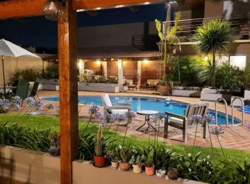 Casa de 7 ambientes, Lomas de Zamora · Residencia de Categoría en Doble Lote – 840 m²