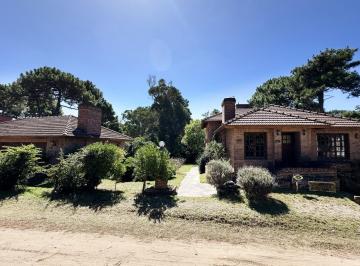 Casa · 446m² · 9 Ambientes · 4 Cocheras · Casa en Venta en Pinamar - Zona Golf Viejo