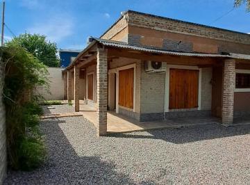 Casa · 90m² · 3 Ambientes · 2 Cocheras · Venta de Casa 3 Ambientes Apto Crédito en Hurlingham
