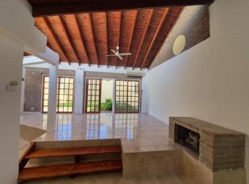 Casa de 4 ambientes, Monte Castro · Casa 4 Ambientes con Patio y Jardin, Garage Para 2 Autos, Apto Profesional