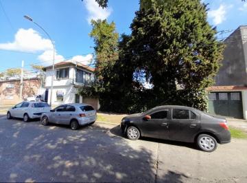 Terreno · 242m² · 6 Ambientes · 2 Cocheras · Terreno de 348 m² con Chalet 6 Amb en 2 Plantas. Excelente Ubicacion.