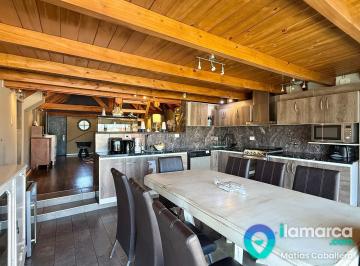 Casa · 260m² · 9 Ambientes · 2 Cocheras · Casa con Doble Destino en Av Lamarca 3800: Vivienda Espacio Comercial con Vista a Las Sierras
