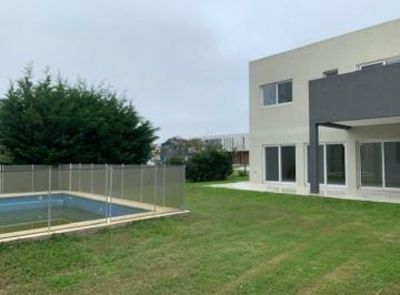 Casa · 175m² · 4 Ambientes · 2 Cocheras · Casa en Venta en Barrio Acacias - Puertos del Lago, Escobar