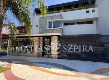 Casa · 350m² · 5 Ambientes · 5 Cocheras · Casa 5 Ambientes en Ramos Mejia