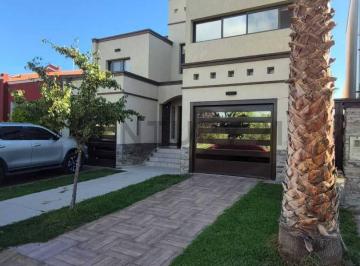 Casa · 380m² · 3 Dormitorios · 2 Cocheras · Venta Casa en Barrio Privado – Los Solares de Rodeo del Medio Maipú