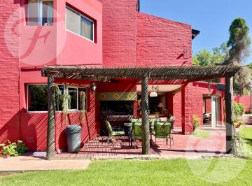 Casa · 228m² · 5 Ambientes · 1 Cochera · Casa en Venta en San Pedro a Pocos m del Río | Gran Jardín, Piscina y 2 Lotes Independientes