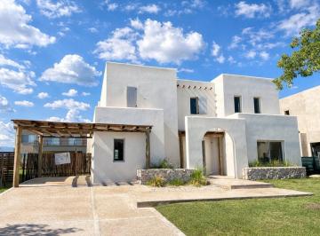 Casa · 185m² · 5 Ambientes · 1 Cochera · Casa a Estrenar en Venta en Barrio Riberas, Puertos del Lago, Escobar, G. B. a. Zona Norte