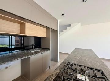 Casa · 122ha · 5 Ambientes · 2 Cocheras · Duplex en Venta Docta