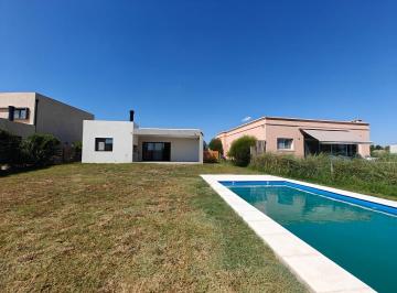 Casa · 153m² · 4 Ambientes · 2 Cocheras · Casa con Pileta en Venta en Pilar del Este Santa Lucia