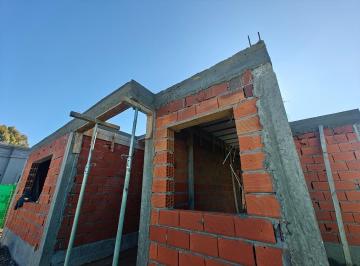Casa · 148m² · 4 Ambientes · 2 Cocheras · Casa con Pileta en Venta en Pilar del Este Santa Lucia