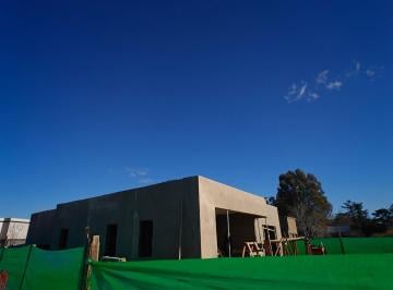Casa · 148m² · 4 Ambientes · 2 Cocheras · Casa con Pileta en Venta en Pilar del Este Santa Lucia