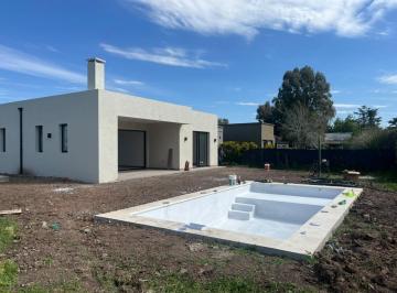 Casa · 148m² · 4 Ambientes · 2 Cocheras · Casa con Pileta en Venta en Pilar del Este Santa Lucia