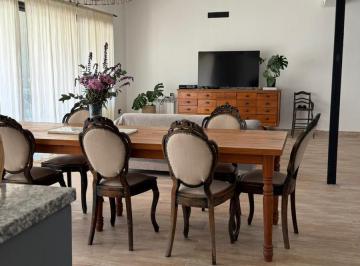 Casa · 360m² · 4 Ambientes · Casa en Venta 3 Dorm. y 3 Baños en Docta Av