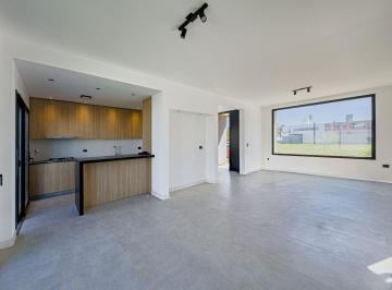 Casa · 178m² · 5 Ambientes · 1 Cochera · Casa en Cañuelas Chico