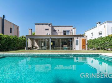 Casa · 226m² · 5 Ambientes · 3 Cocheras · Excelente Casa de 3 Dorm con Dep, Escritorio, Galería Cubierta y Pileta en Barrio Los Sauces.