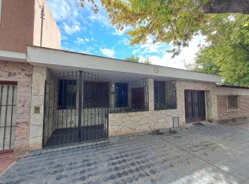 Casa · 182m² · 7 Ambientes · 1 Cochera · Casa en Venta - 3 Dorm. - Apta Credito