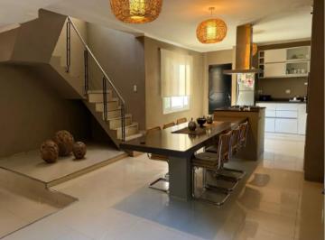 Casa · 333m² · 6 Ambientes · Casa en Venta - 5 Dorm. 4 Baños - Cochera - 1.645 m² - Lobos