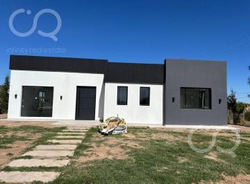Casa · 202m² · 4 Ambientes · 1 Cochera · Casa a Estrenar en Venta Barrio Privado Santo Domingo