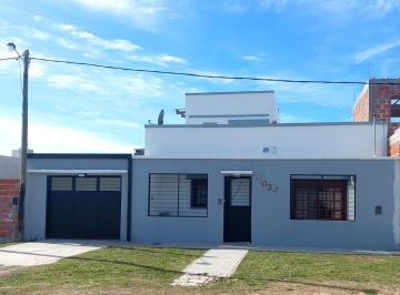Casa · 190m² · 5 Ambientes · 2 Cocheras · Casa en Venta - 4 Dorm. 2 Baños - La Plata