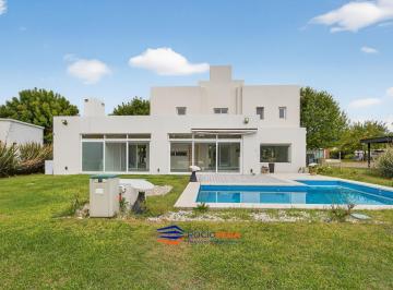Casa · 1018m² · 7 Ambientes · 2 Cocheras · Casa a La Venta en Terravista, General Rodriguez