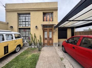 Casa · 423m² · 4 Dormitorios · 2 Cocheras · Casa 5 Amb. Amplios con Quincho Parque y Pileta Villa Luzuriaga