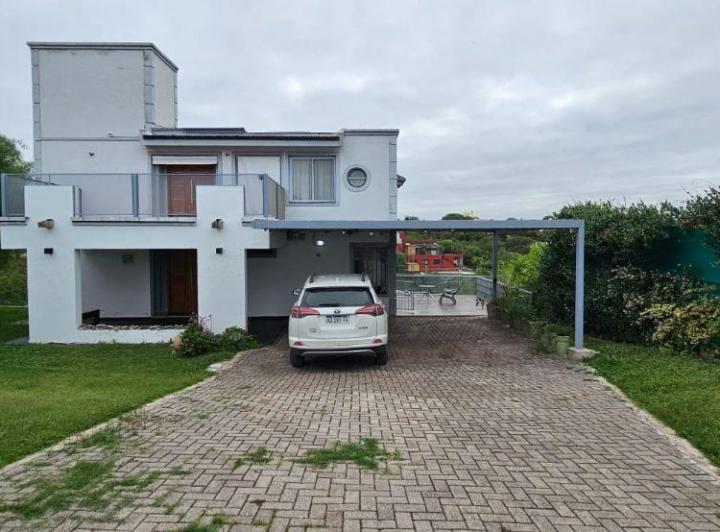 Casa · 400m² · 6 Ambientes · 2 Cocheras