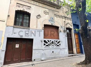 Casa · 274m² · 8 Ambientes · Casa de Estilo en Venta - Patrimonio Historico