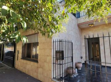 Casa · 272m² · 5 Ambientes · 1 Cochera · Importante Propiedad en Dos Plantas con Galpón