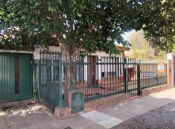 Casa · 180m² · 7 Ambientes · 2 Cocheras · Casa en Venta en Castelar Norte
