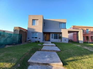 Casa · 217m² · 6 Ambientes · 2 Cocheras · Casa en Alquiler de 3 Dorm. en Barrio Privado Las Cañitas, Malagüeño, Cordoba.