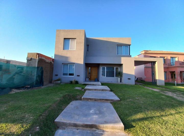 Casa · 217m² · 6 Ambientes · 2 Cocheras