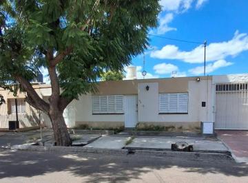Casa de 4 ambientes Venta USD 74.000 · Vendo Casa en Barrio Las Bóvedas, San Martín. Apta Credito Hipotecario.