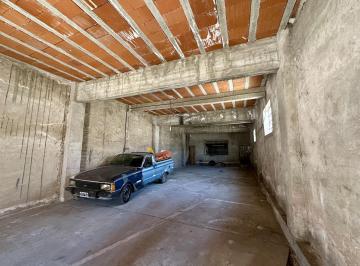 Casa · 270m² · 8 Ambientes · 2 Cocheras · Casa en Venta. Terreno de 543 m². 2 Propiedades Independientes. Galpón de Amplias Dimensiones Zarate