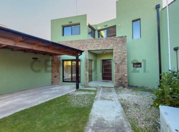 Casa · 142m² · 3 Dormitorios · 1 Cochera · Casa en Venta en Villa Elisa 3 Dorm. a m de La Autopista