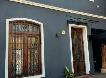 Casa de 5 ambientes, Vicente López · Casa Cinco Ambienteshermosa Propiedad Muy Luminosacon Parrilla y Piletagaraje Cubierto