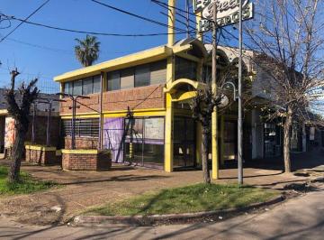 Local comercial · 84m² · Local en Esquina con Dos Sanitarios