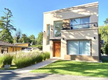 Casa · 237m² · 6 Ambientes · 2 Cocheras · Casa con Pileta Barrio La Morada Alberdi Al 2300 - Muñiz - San Miguel. Buenos Aires.